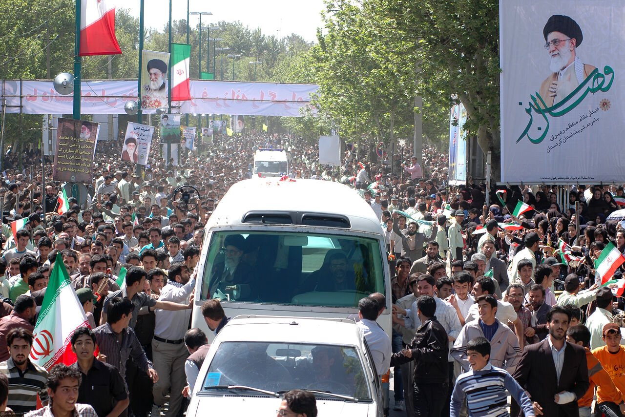 سفر تاریخی رهبر انقلاب به کردستان؛ روایت عزت، امنیت و تجلیل از «مجاهدت‌های خاموش»