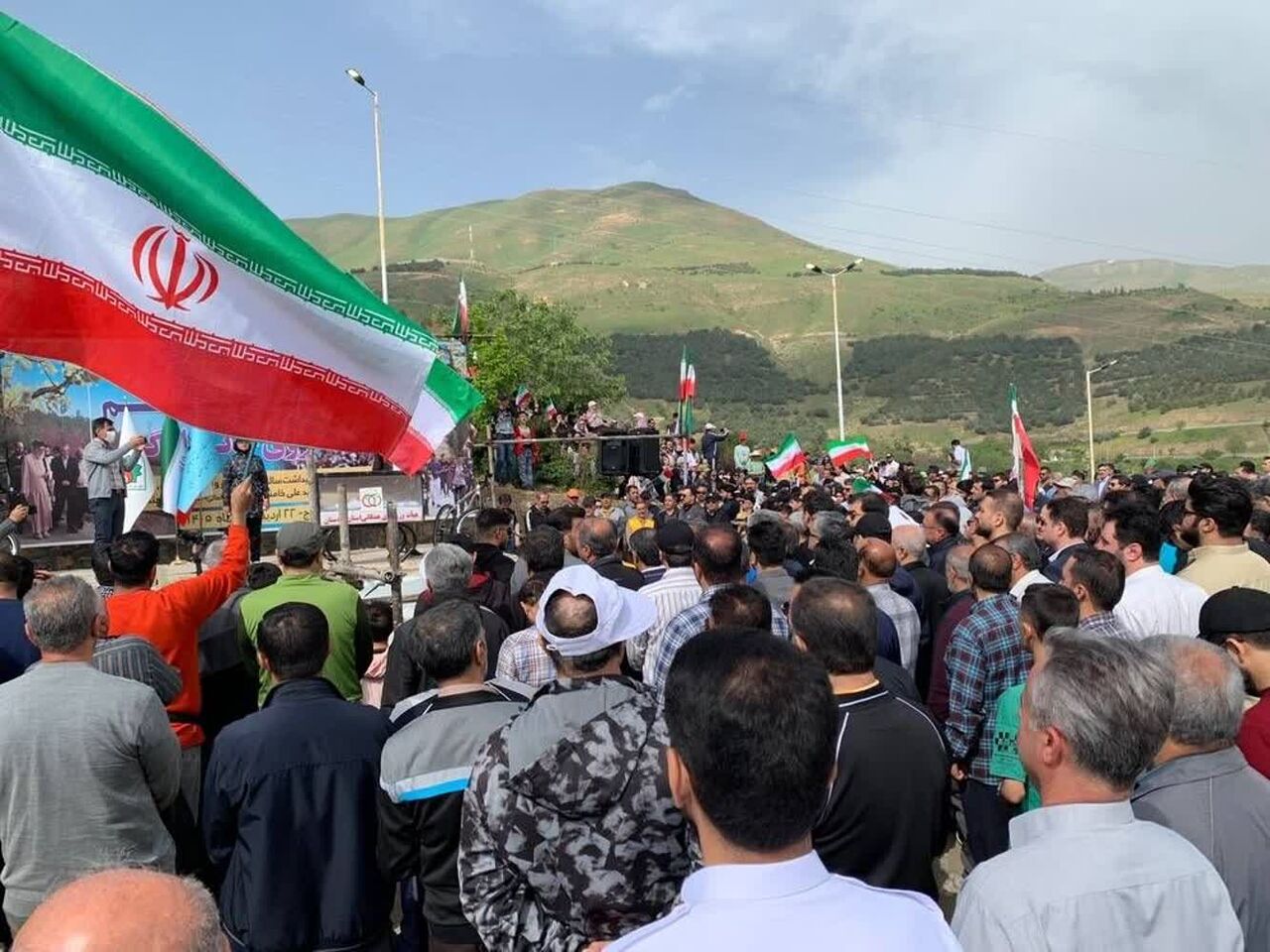 آبیدر میزبان گامهای همدلی؛ سنندج در سالروز سفر تاریخی رهبر شهید، صحنه وحدت و نشاط خانوادگی شد