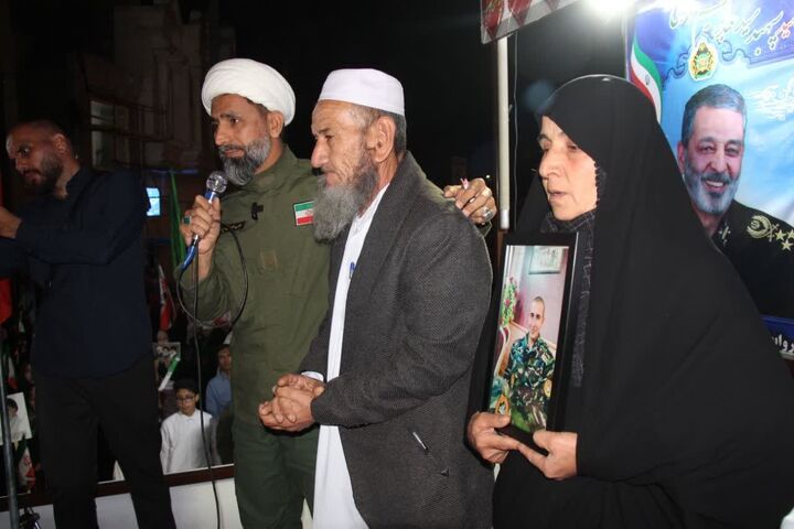 تجلیل از خانواده شهید اسلام ریزه از شهدای اهل سنت جنگ رمضان