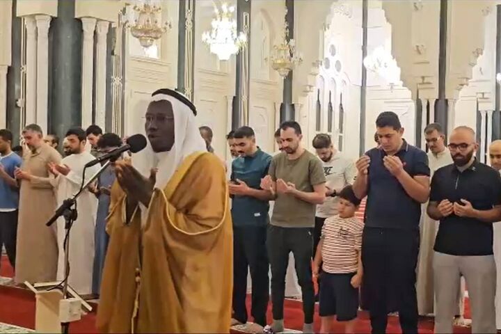 برپایی مراسم «قنوت نازله» مردم اندونزی برای پیروزی ایران
