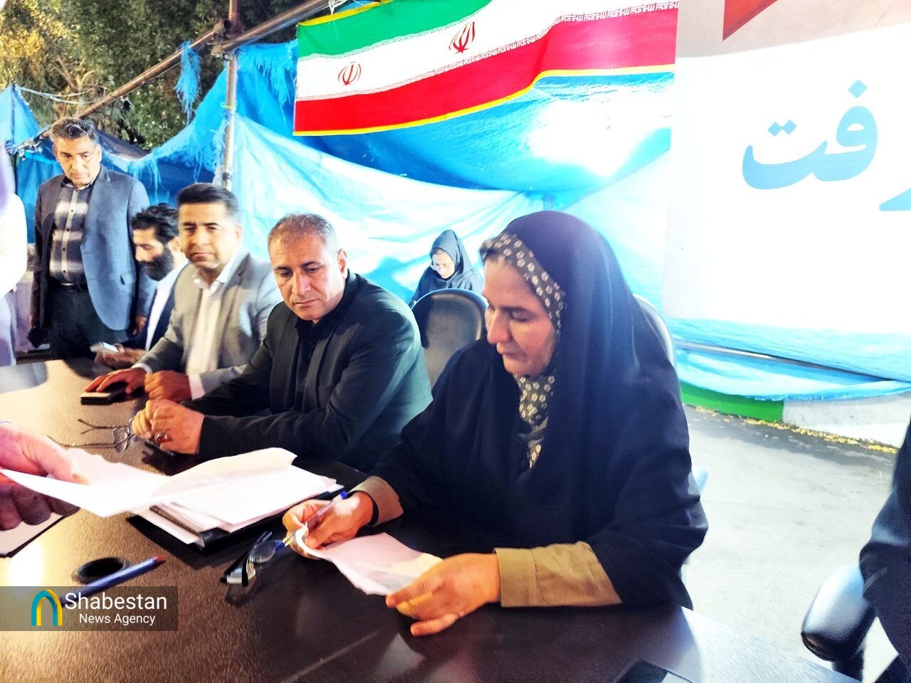 حضور میدانی فرماندار جیرفت در قلب تجمع مردمی/ وقتی «میز خدمت» جای دفتر تشریفاتی را می‌گیرد