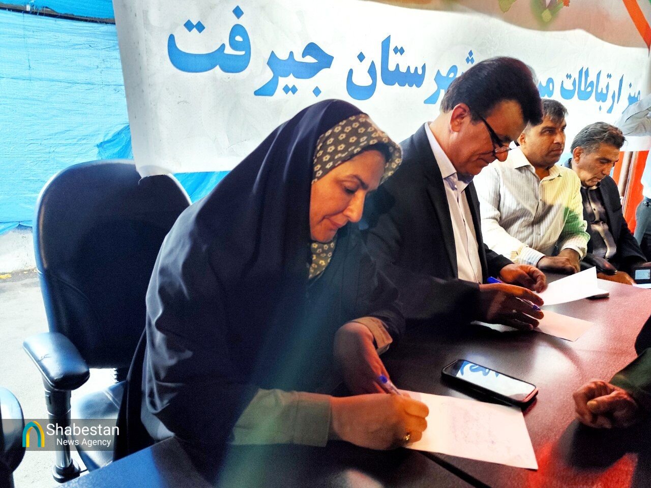 حضور میدانی فرماندار جیرفت در قلب تجمع مردمی/ وقتی «میز خدمت» جای دفتر تشریفاتی را میگیرد