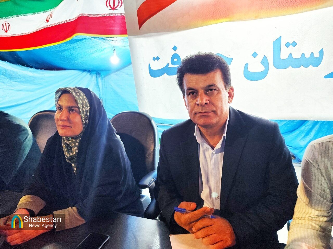 حضور میدانی فرماندار جیرفت در قلب تجمع مردمی/ وقتی «میز خدمت» جای دفتر تشریفاتی را می‌گیرد