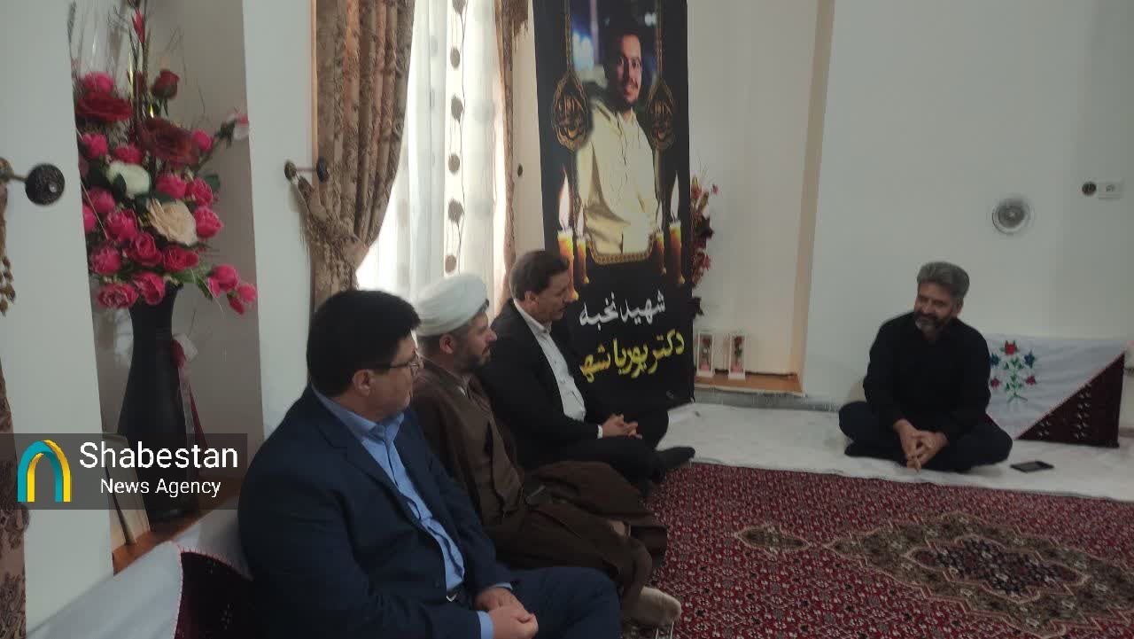 تجلیل ستاد هماهنگی کانون‌های فرهنگی هنری مساجد استان کرمان از خانواده شهید نخبه جنگ رمضان در سیرجان