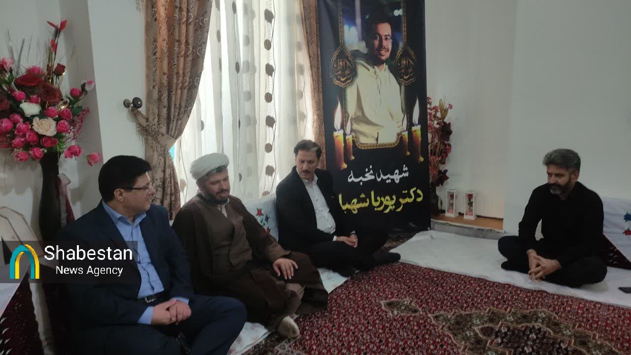 تجلیل ستاد هماهنگی کانونهای فرهنگی هنری مساجد استان کرمان از خانواده شهید نخبه جنگ رمضان در سیرجان