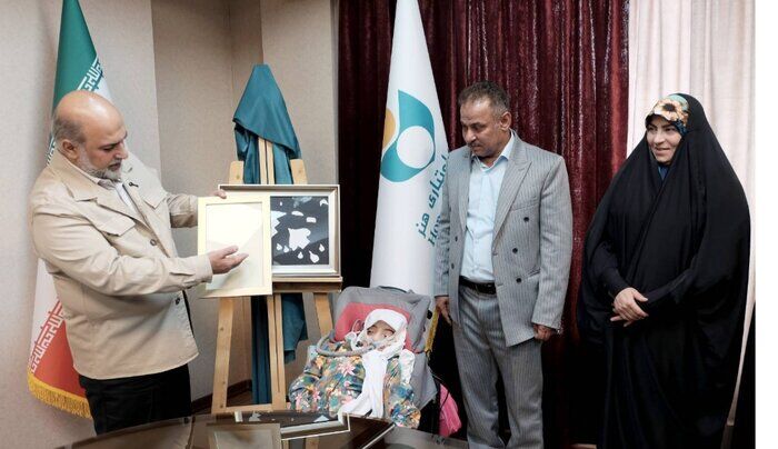 رونمایی از آثار نقاشی بریل «اسماء دغاقله» با پیام صلح برای مردم جهان