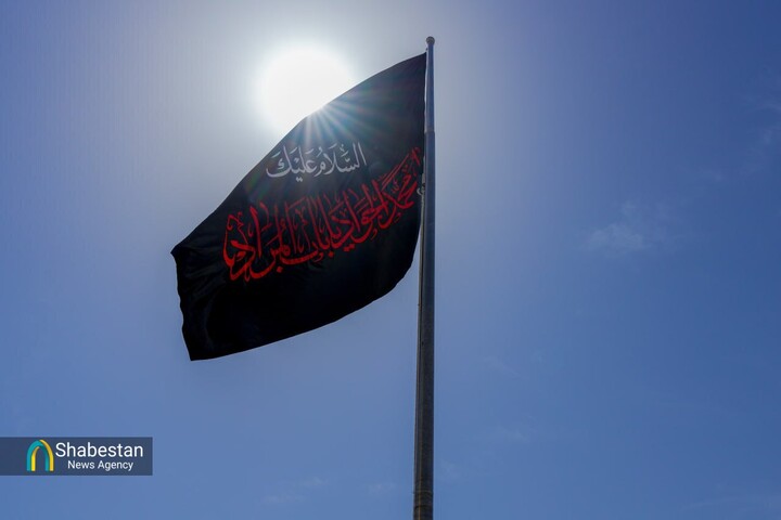 اهتزاز پرچم عزا بر بارگاه حرمین عسگریین(ع) در سالروز شهادت امام جواد(ع)