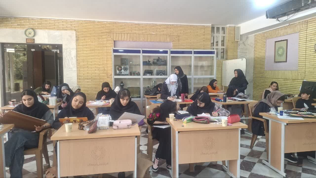 برگزاری مسابقه طراحی لباس با محوریت شهدای دانش‌آموز مدرسه شجره طیبه میناب در فرهنگسرای آیینه اراک
