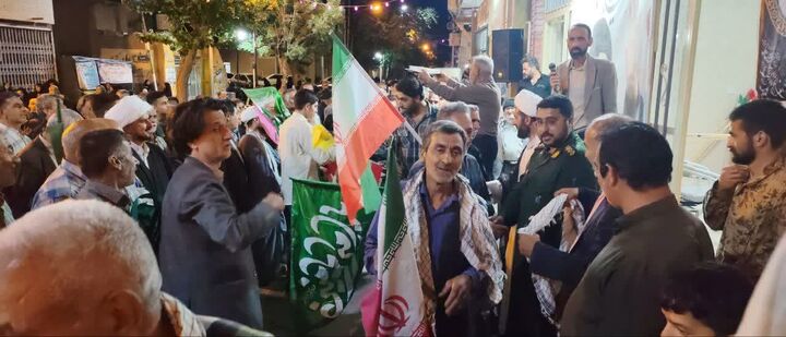 ایستاده در میدان