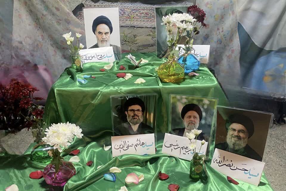پرچم داری گروه جهادی شهیده «زینب کمایی» در میدان بصیرت