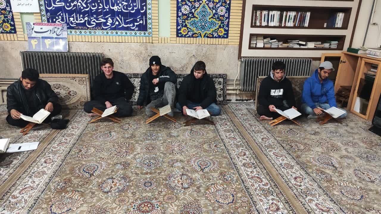 حضور جوانان مسجدی چهارمین شهید محراب در محفل انس با قرآن