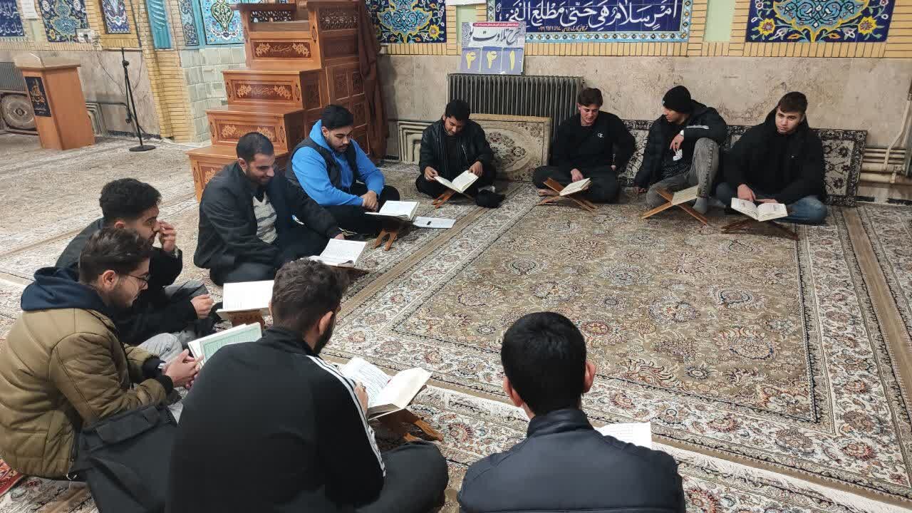 حضور جوانان مسجدی چهارمین شهید محراب در محفل انس با قرآن