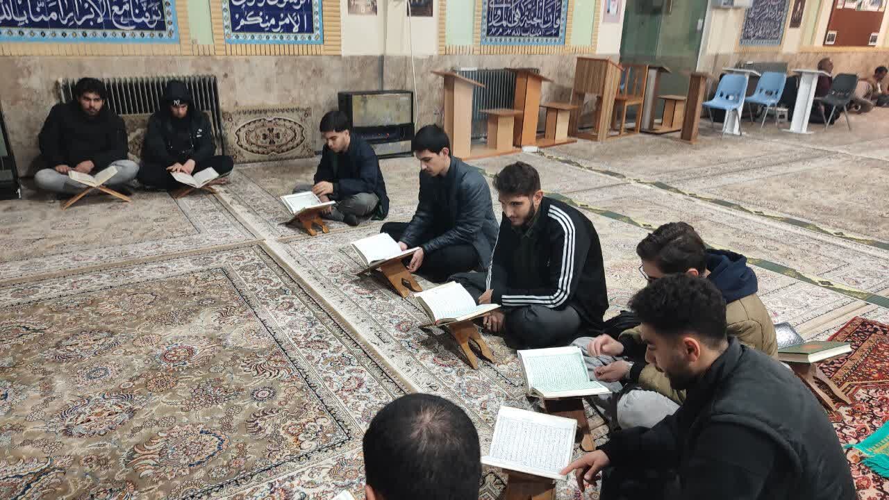 حضور جوانان مسجدی چهارمین شهید محراب در محفل انس با قرآن