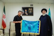 اهدای پرچم مسجد مقدس جمکران به سرمربی تیم ملی فوتبال ایران