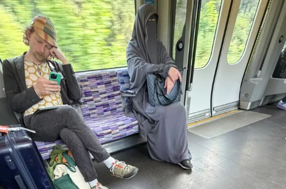 تصویر یک زن محجبه در لندن جنجال‌ساز شد؛ موجی از اتهام‌های اسلام‌هراسانه در فضای مجازی