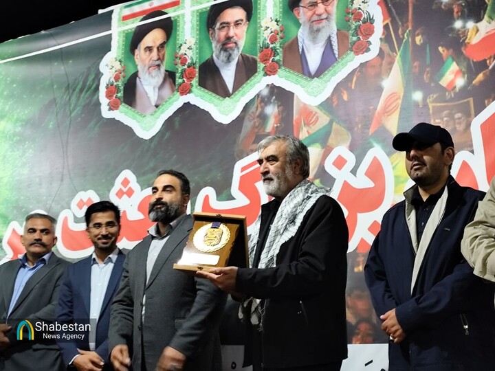 ورزشکار جیرفتی مدال طلای خود را تقدیم رهبری کرد