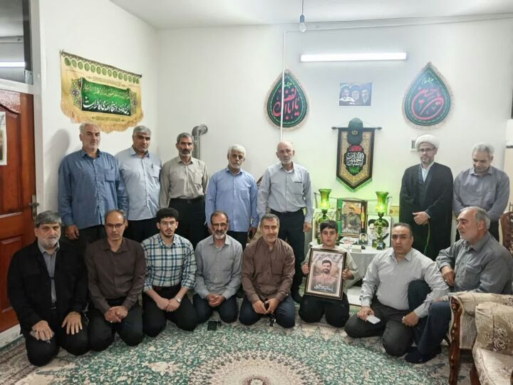 حضور جمعی از ورزشکاران هیئت پهلوانی و زورخانه ای بسیج لرستان در منزل پاسدار شهید مهدی چنگایی 