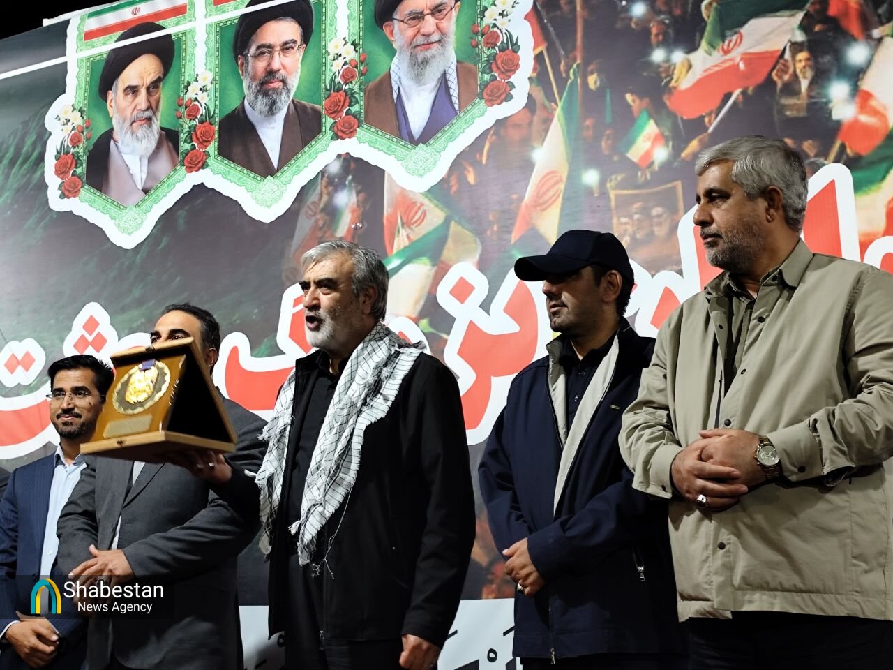 ورزشکار جیرفتی مدال طلای خود را تقدیم رهبری کرد