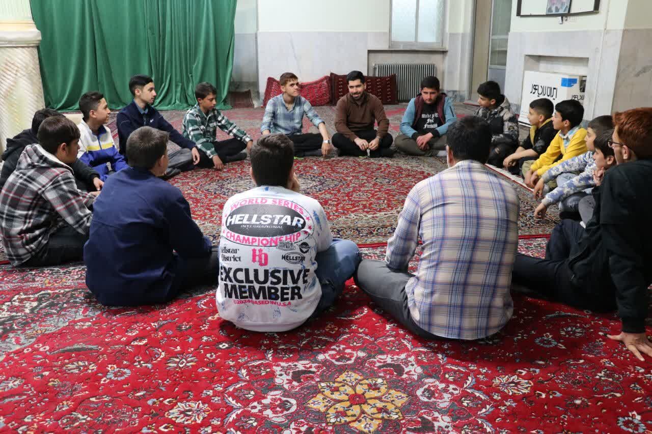 توانمندسازی خادمان نوجوان هیئت یاوران مهدی(عج) در نشستی تبیینی در مسجد صاحبالزمان خنداب