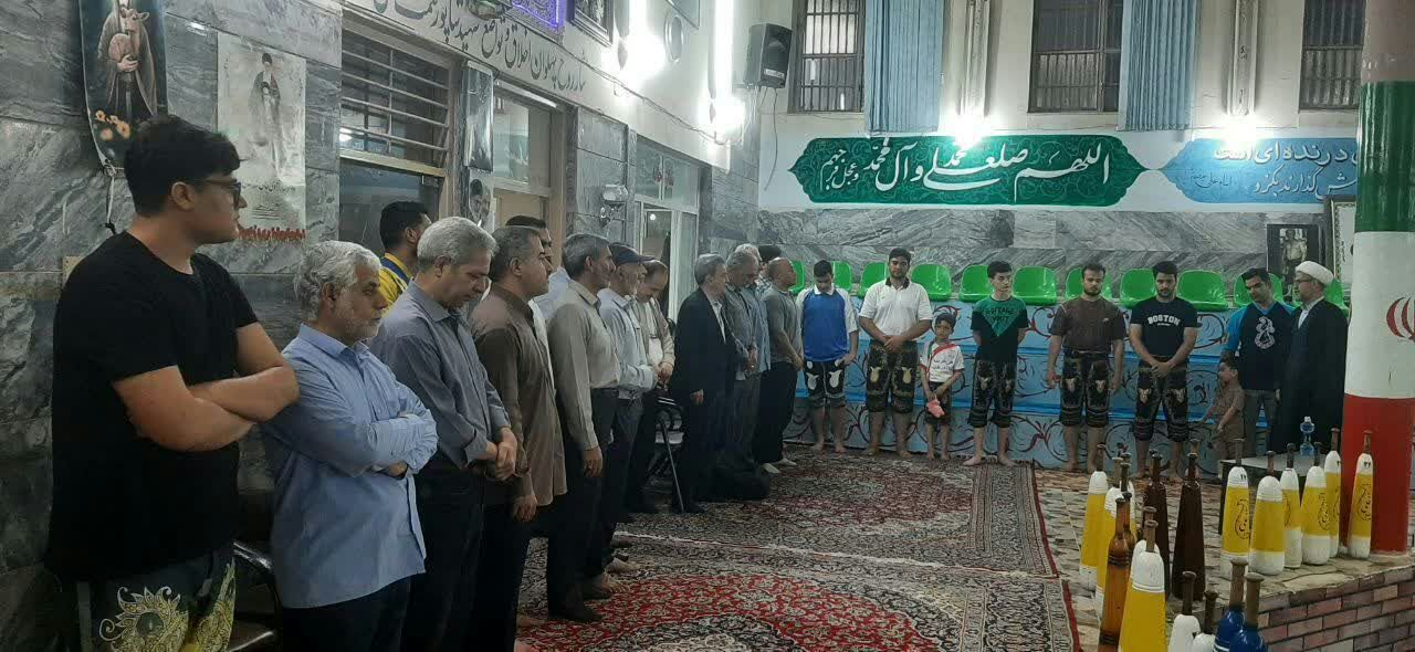 حضور جمعی از ورزشکاران هیئت پهلوانی و زورخانه ای بسیج لرستان در منزل پاسدار شهید مهدی چنگایی&nbsp;