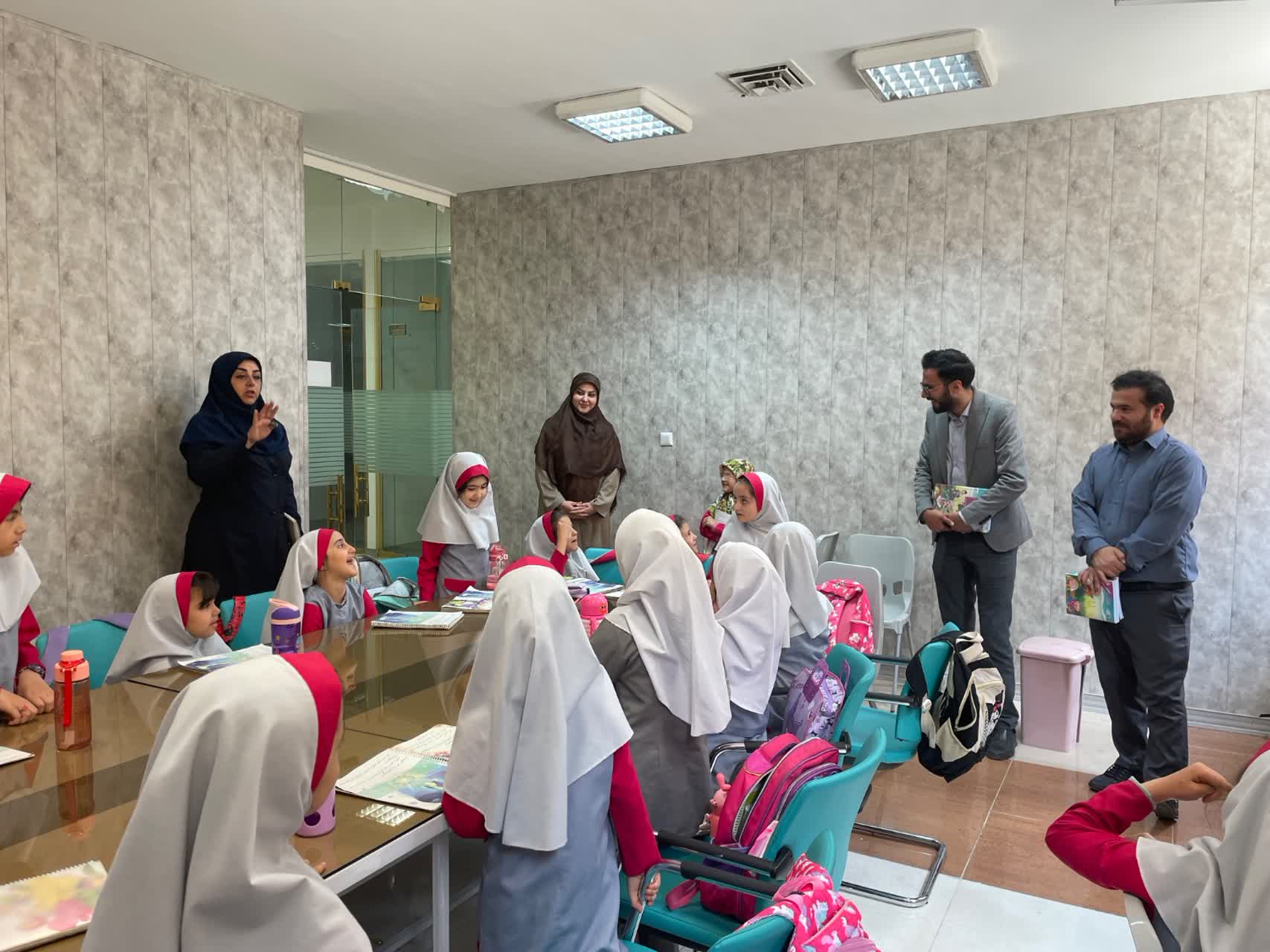 کتاب برای دانش‌آموزان، سپری از جنس کلمات