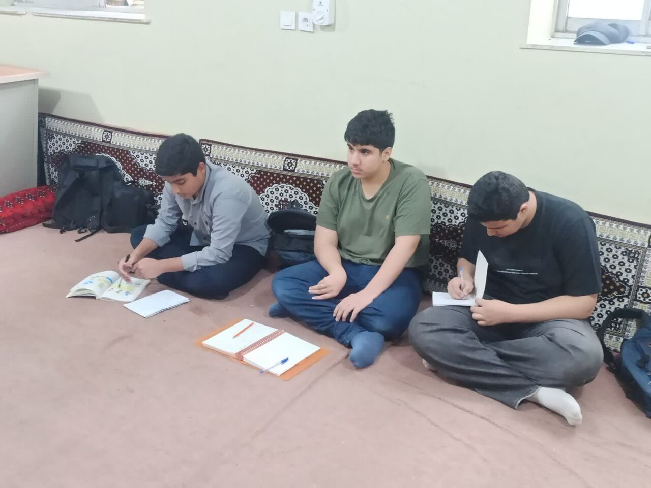 علم آموزی در سایه‌ی مقاومت؛ چراغ دانایی در مسجد موسی بن جعفر (ع) روشن تر از همیشه می درخشد
