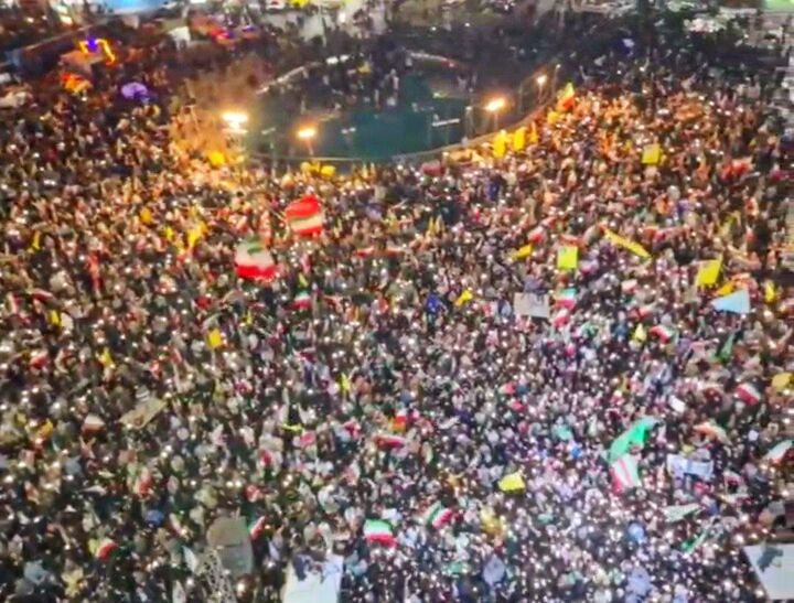 همخوانی تهرانی‌ها در میدان انقلاب در سالروز شهادت رئیس‌جمهور، آیت‌الله رئیسی