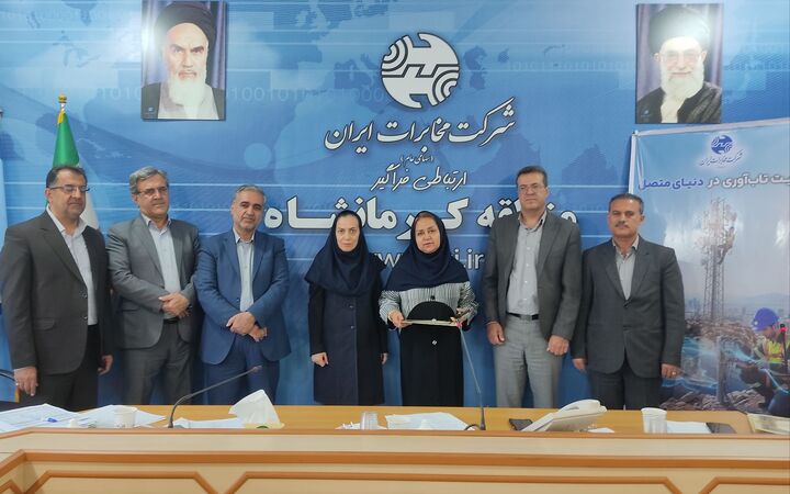 تجلیل از بانوان برگزیده مسابقه قرآنی در مخابرات کرمانشاه