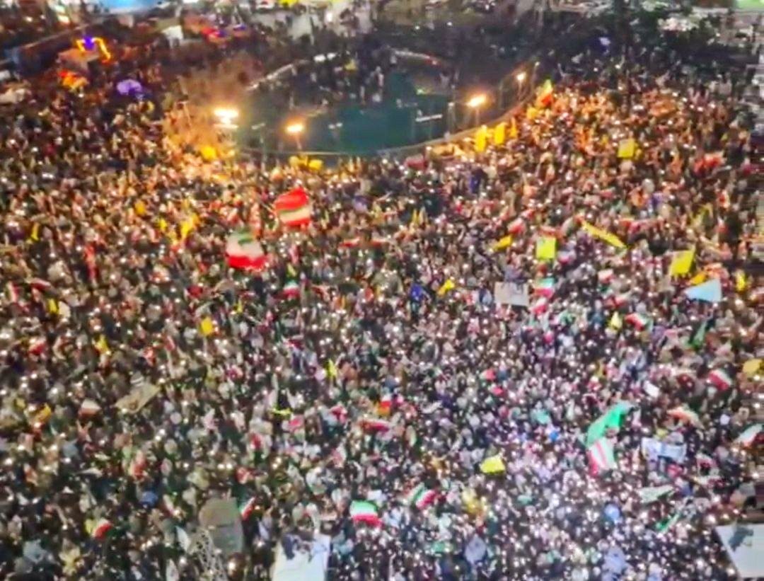 همخوانی تهرانی‌ها در میدان انقلاب در سالروز شهادت رئیس‌جمهور، آیت‌الله رئیسی