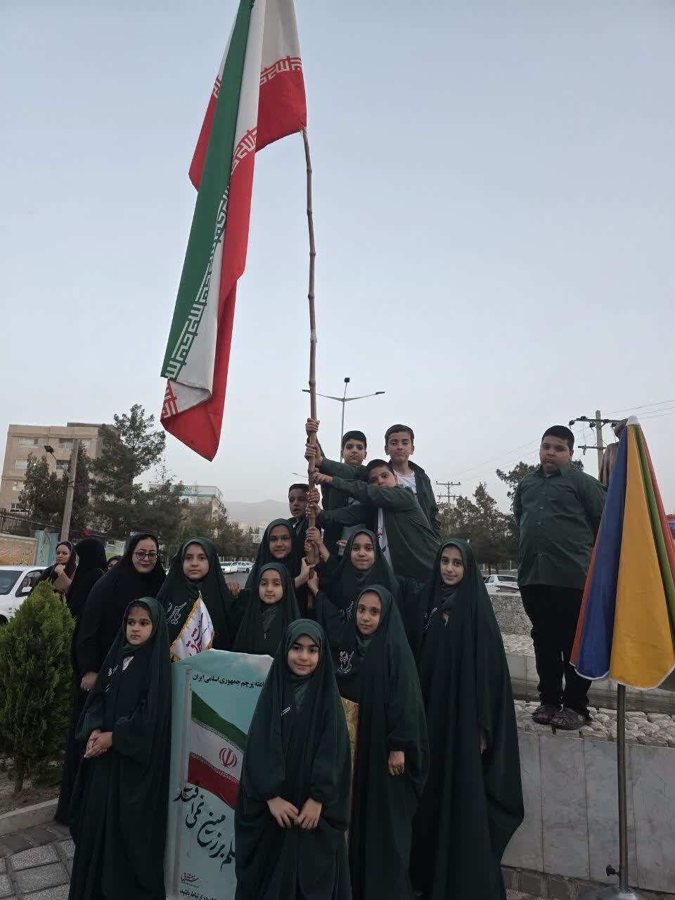علمداری در قلب کویر؛ روایتی از حماسه ۳۰۰ نفره برای برافراشتگی پرچم ایران