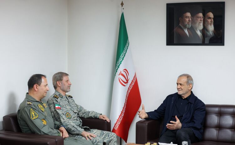 پزشکیان در دیدار با فرمانده کل ارتش: دولت با تمام ظرفیت از تقویت نیروهای مسلح حمایت می‌کند