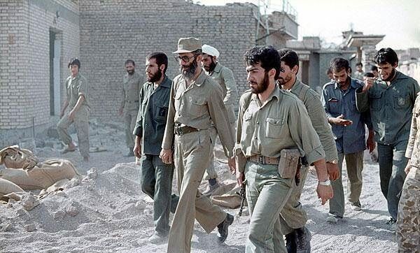 لحظاتی از حضور رهبر شهید انقلاب در خرمشهر در کنار شهید جهان‌آرا