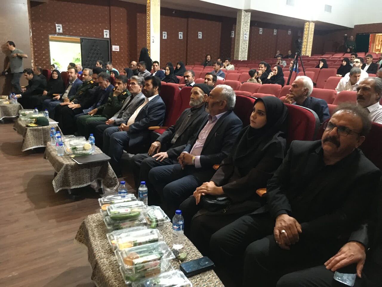 طنین اشعار حماسی در «محفل شعر مقاومت»؛ یادبود آزادسازی خرمشهر در خرم‌آباد