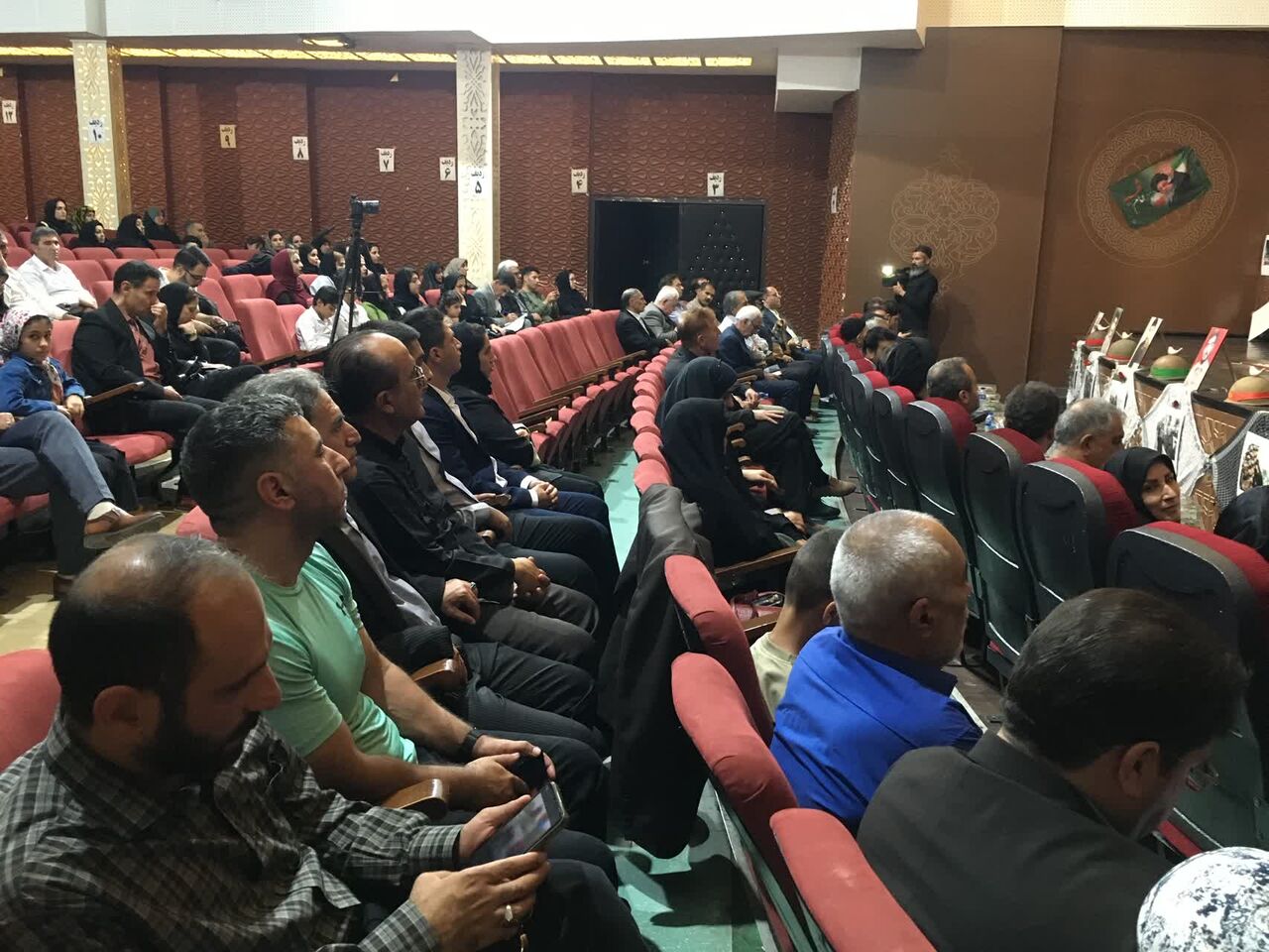 طنین اشعار حماسی در «محفل شعر مقاومت»؛ یادبود آزادسازی خرمشهر در خرمآباد