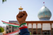 پویش“مشت گره کرده” در حرم شاهچراغ؛ تجدید عهد زائران با آرمان‌های رهبر شهید