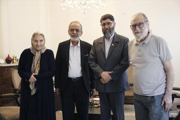 قدردانی از نقش‌آفرینی و همراهی هنرمندان با مردم در دیدار با زوج هنرمند