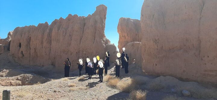 اجرای سمفونی حماسی انتظامی در دل قلعه تاریخی نشست‌آباد دلیجان