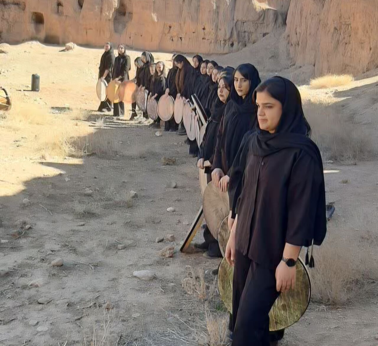 اجرای سمفونی حماسی انتظامی در دل قلعه تاریخی نشست‌آباد دلیجان