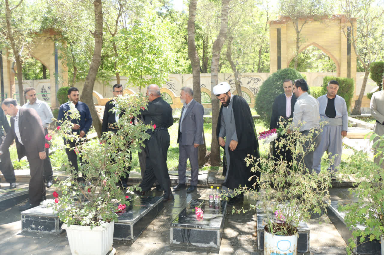 غبارروبی گلزار شهدای مریوان در آستانه روز عرفه با حضور مسئولان و خانواده‌های شهدا