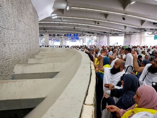 حجاج بیت‌الله الحرام در مشعر منا برای انجام رمی جمرات