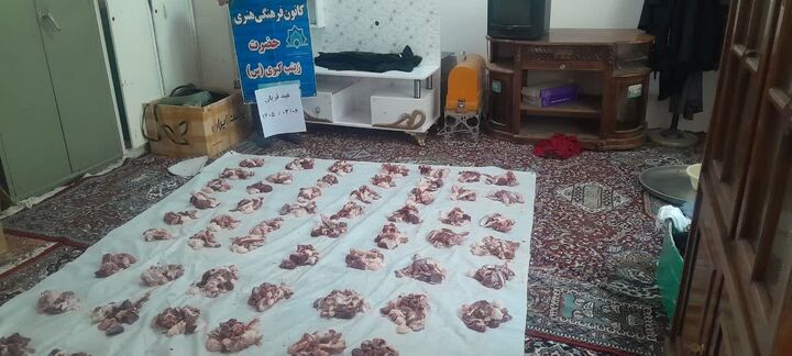 توزیع ۶۰ بسته گوشت قربانی بین نیازمندان