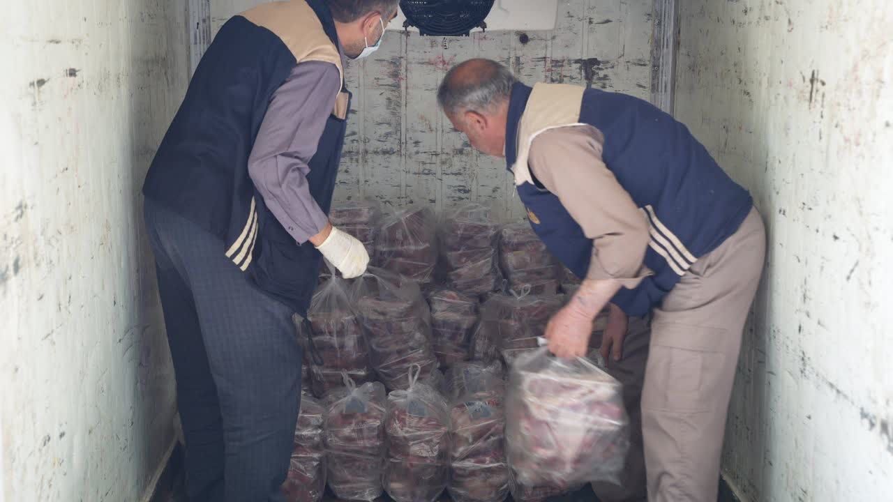آغاز توزیع گوشت نذر قربانی میان نیازمندان توسط کمیته امداد کرمانشاه