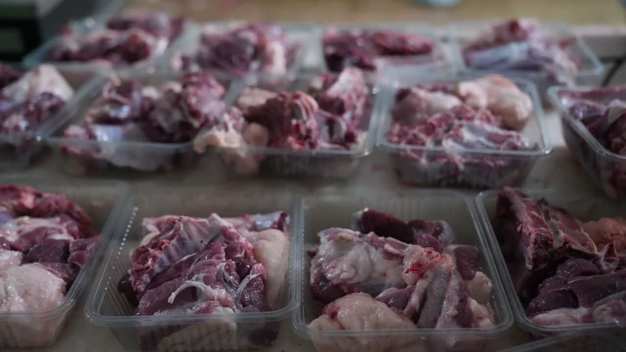 آغاز توزیع گوشت نذر قربانی میان نیازمندان توسط کمیته امداد کرمانشاه