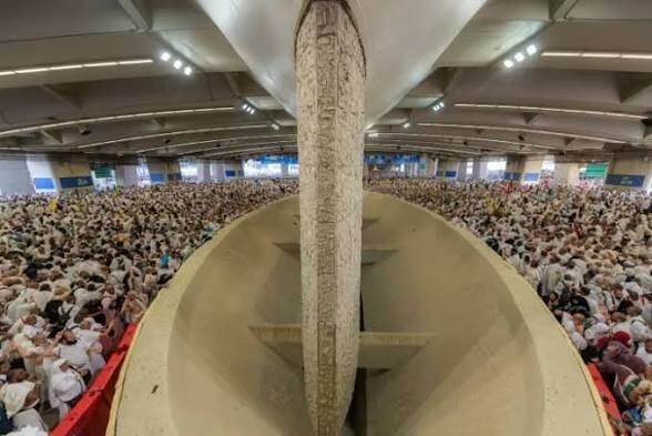 حجاج بیت‌الله الحرام رمی جمرات را در نخستین روز تشریق ادامه دادند