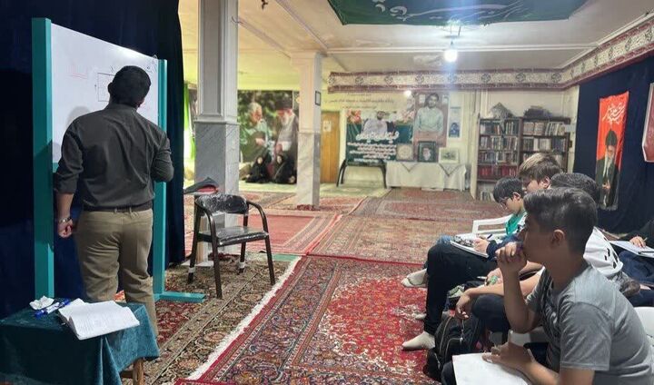 کلاس رایگان رفع اشکال ریاضی ویژه پسران در حسینیه مسجد امام علی علیه‌السلام