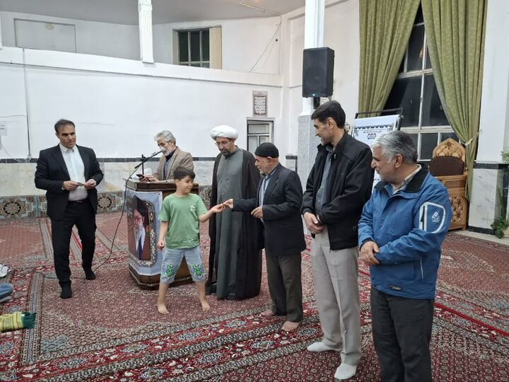 تجلیل از ۵۱ برگزیده پویش گرامیداشت شهدای مدرسه میناب در مسجد امام رضا(ع) سریش‌آباد