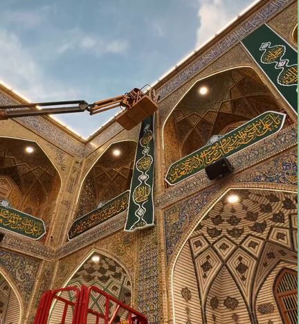 نصب کتیبه‌های عید غدیر؛ عید الله اکبر در حرم امام علی(ع)