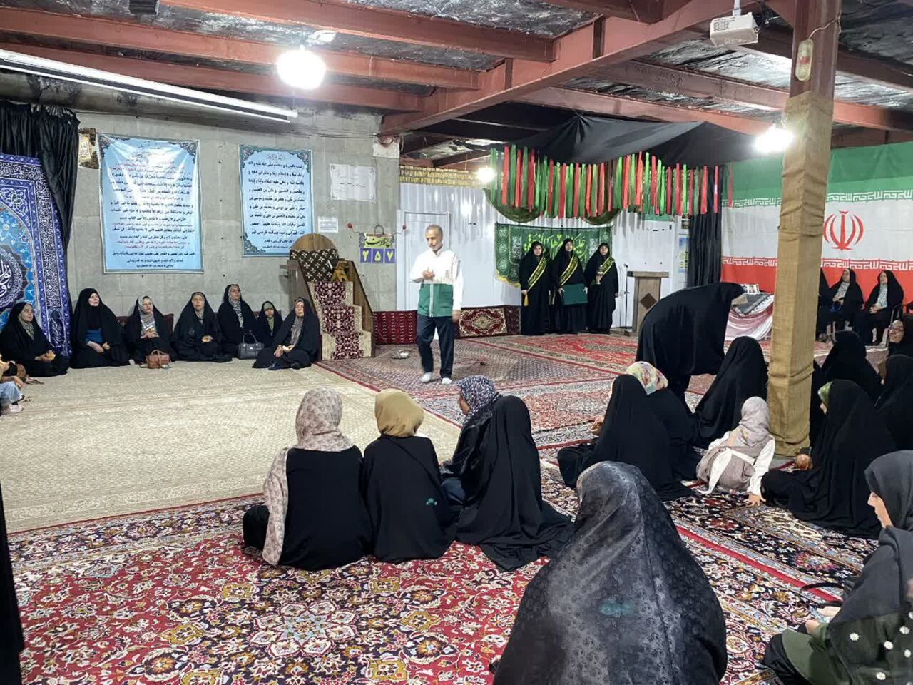 جهاد فرهنگی در کانون امام خامنهای؛ از برپایی موکب در میدان مادر تا بافت فرش برای عتبات