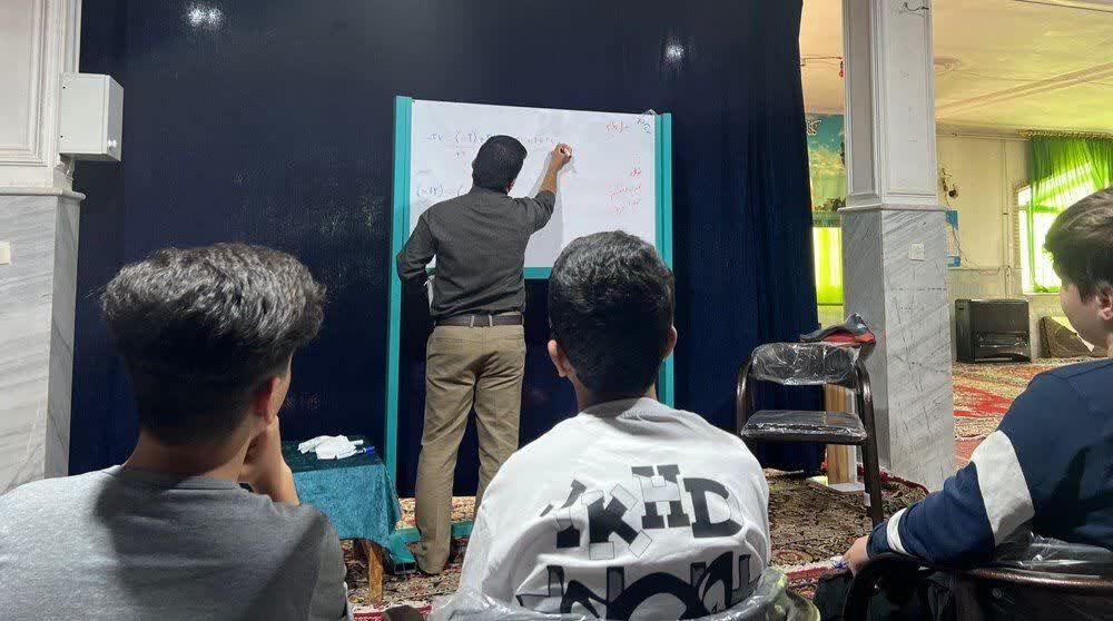 کلاس رایگان رفع اشکال ریاضی ویژه پسران در حسینیه مسجد امام علی علیهالسلام