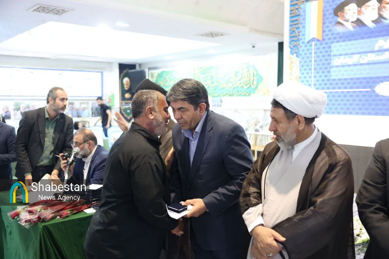تکریم ۵۸ خانواده شهید جنگ رمضان استان کرمان با حضور هیئت اعزامی از دفتر آیتالله سیستانی